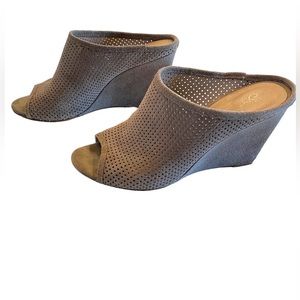 🔴Seychelles Perfect Match Peep-Toe Wedge Mule perforated leather suede gray 6.5